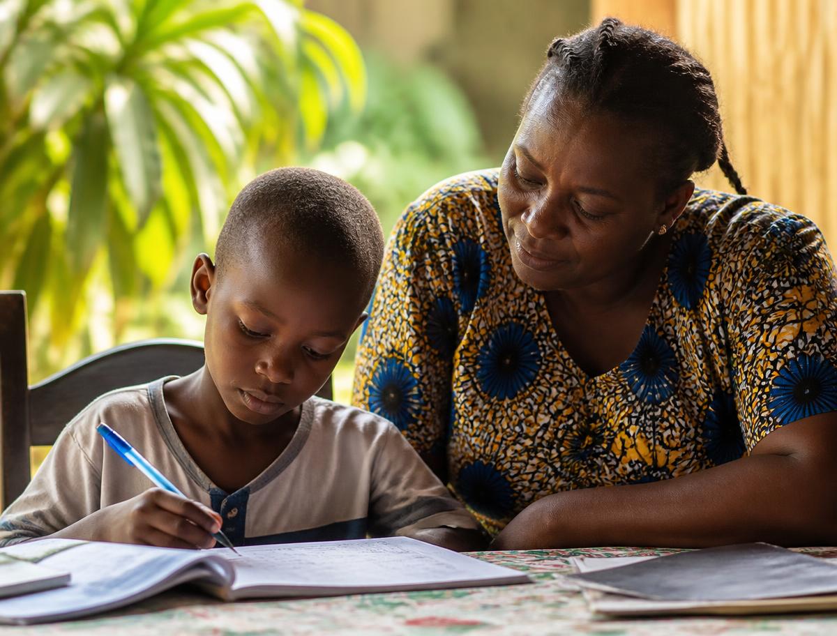 Une mère accompagne son fils pendant ses devoirs à la maison